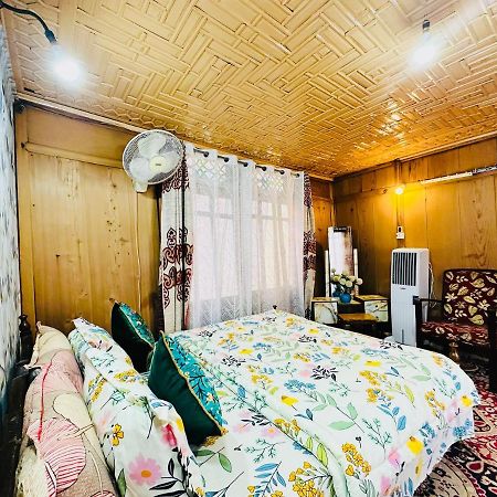 Bed and Breakfast Houseboat New Retreat Group Срінагар Екстер'єр фото
