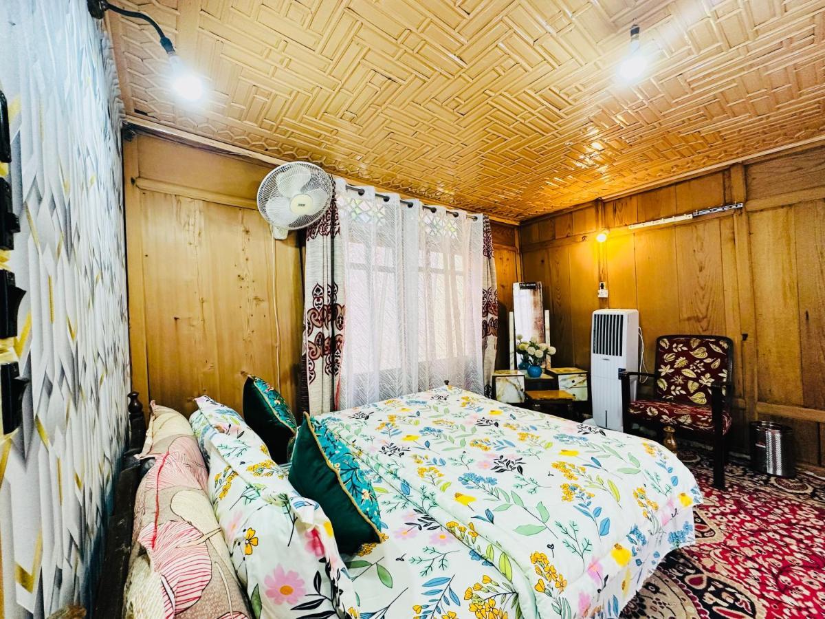 Bed and Breakfast Houseboat New Retreat Group Срінагар Екстер'єр фото