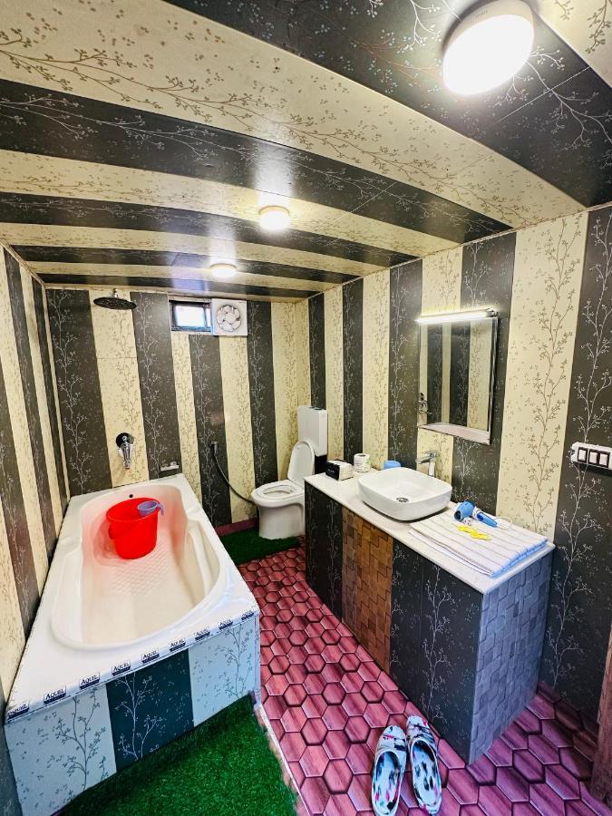 Bed and Breakfast Houseboat New Retreat Group Срінагар Екстер'єр фото