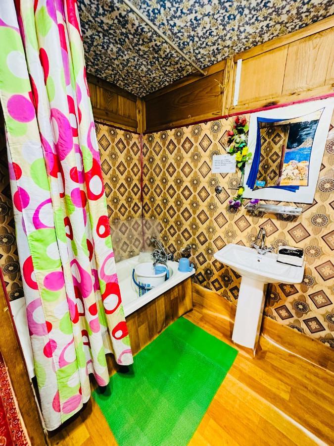 Bed and Breakfast Houseboat New Retreat Group Срінагар Екстер'єр фото
